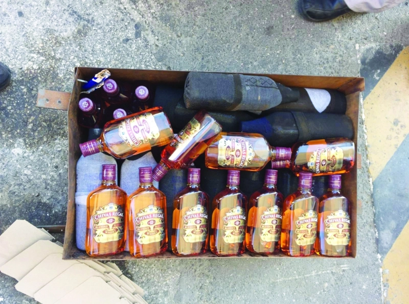 زجاجات الخمر خلال ضبطها (مكة)