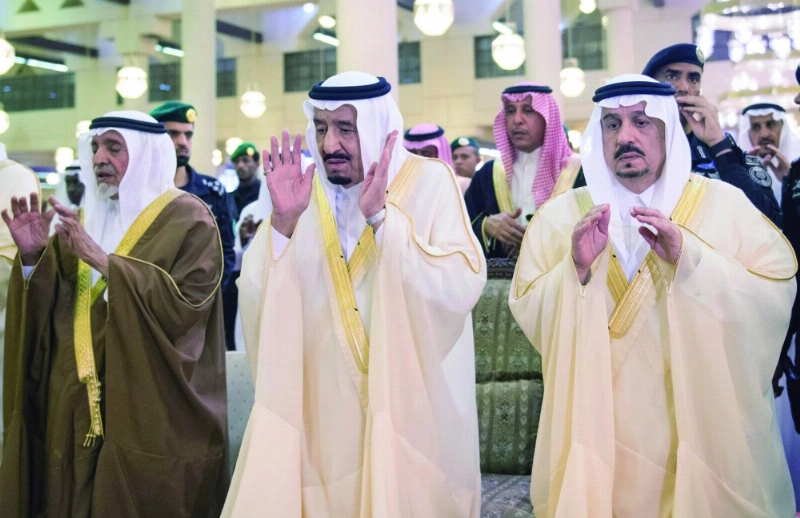 الملك سلمان مؤديا صلاة الميت على بندر بن سعود في جامع الإمام تركي بن عبدالله بالرياض أمس (واس)