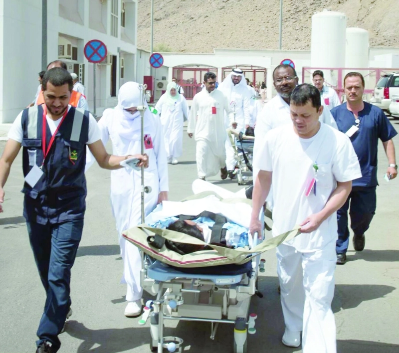 عاملون بمستشفيات يتدربون على طرق الإخلاء الطبي (مكة)