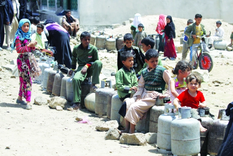 طوابير يمنية أمام مستودع غاز في صنعاء (إ ب أ)