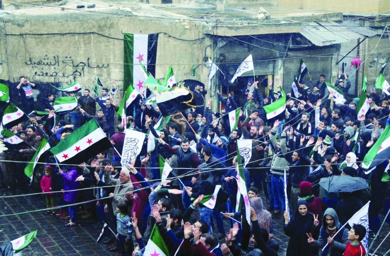 سوريون يحتفلون بذكرى ثورتهم في حلب (أ ف ب)