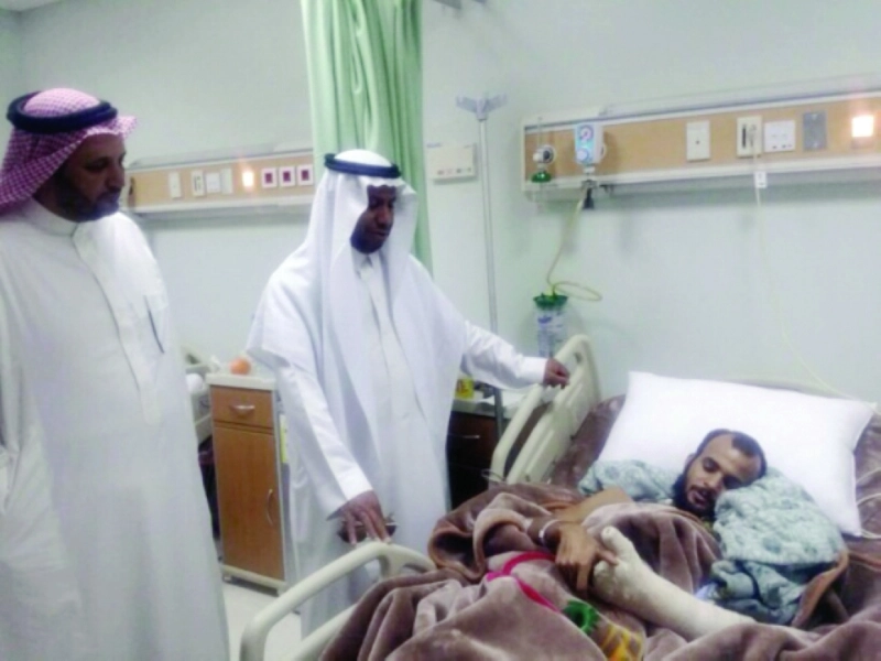 محمد الطويلعي يطمئن على أحد المنومين (مكة)