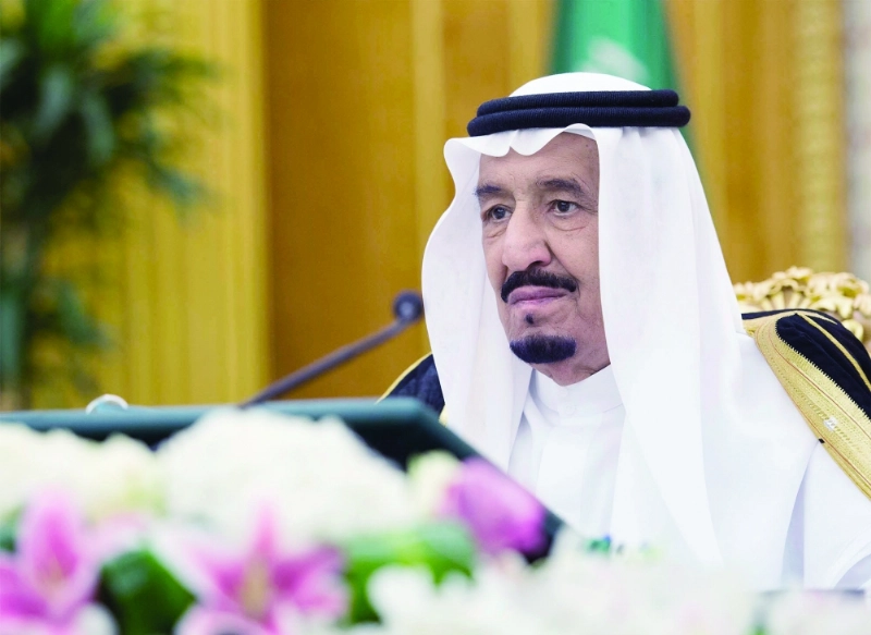 الملك سلمان مترئسا جلسة المجلس أمس في قصر اليمامة بالرياض (واس)
