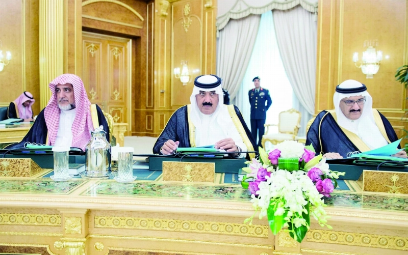 الأميران منصور بن متعب ومتعب بن عبدالله وصالح آل الشيخ خلال الجلسة