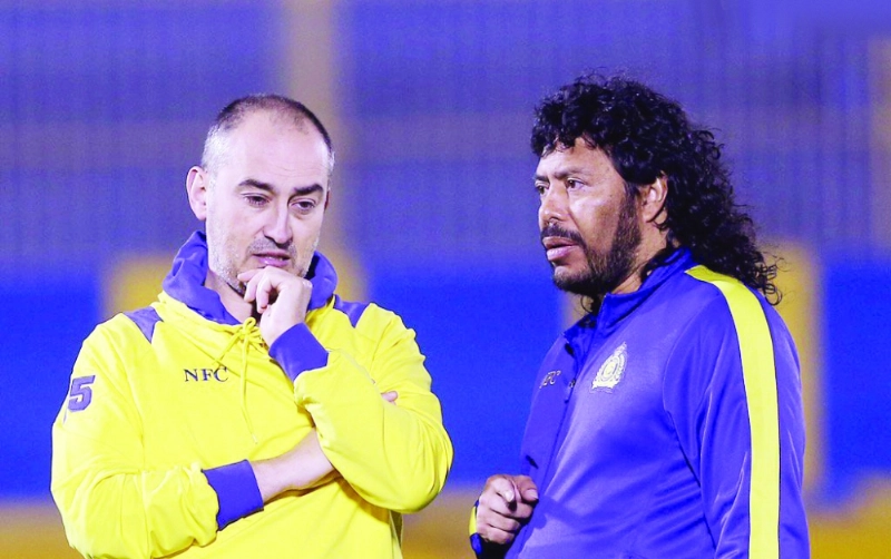 راؤول كانيدا مع مدرب الحراس هيجيتا (إعلامي النصر)