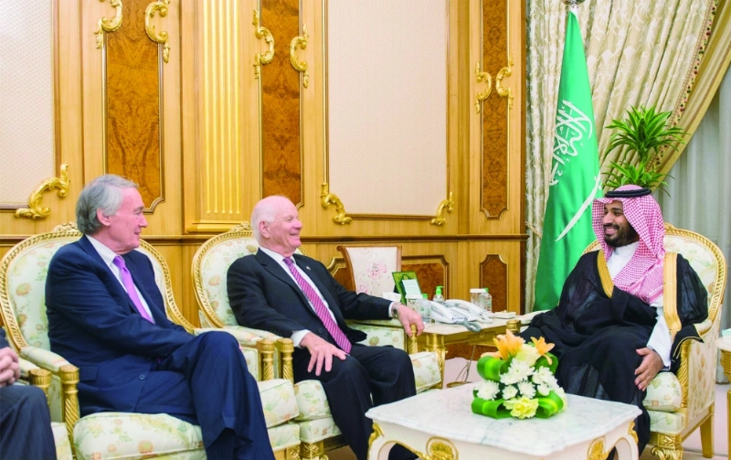 الأمير محمد بن سلمان مستقبلا وفد الكونجرس في الرياض أمس (واس)