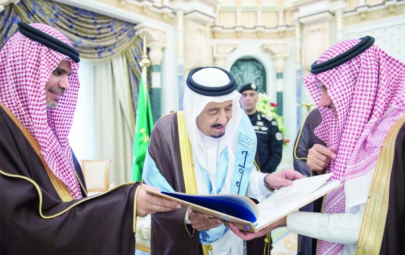 الملك سلمان لدى تقلده وشاح وميدالية الجامعة وتسلمه شهادة الدكتوراه الفخرية (بندر الجلعود)