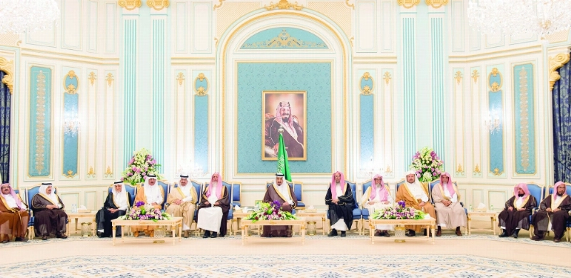الملك سلمان لدى استقباله الأمراء والمفتي والعلماء والمواطنين في قصر اليمامة أمس (بندر الجلعود)