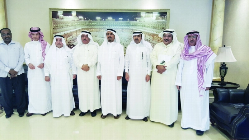 جماعية لأعضاء لجنة تحكيم جائزة وزارة الحج الإعلامية (مكة)