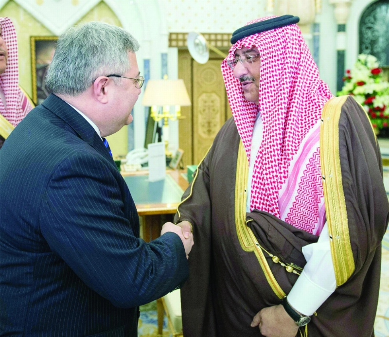 .. والأمير محمد بن نايف خلال مصافحته (واس)