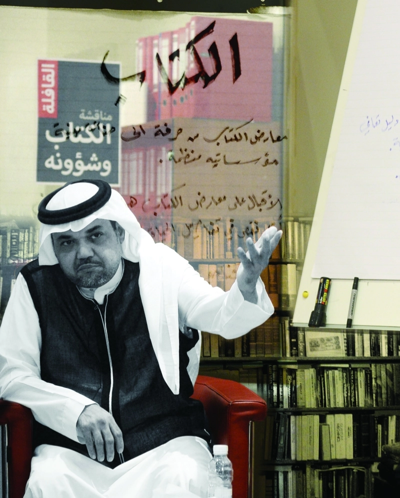 عمر مضواحي أثناء إدارته للندوة (مجلة القفلة )