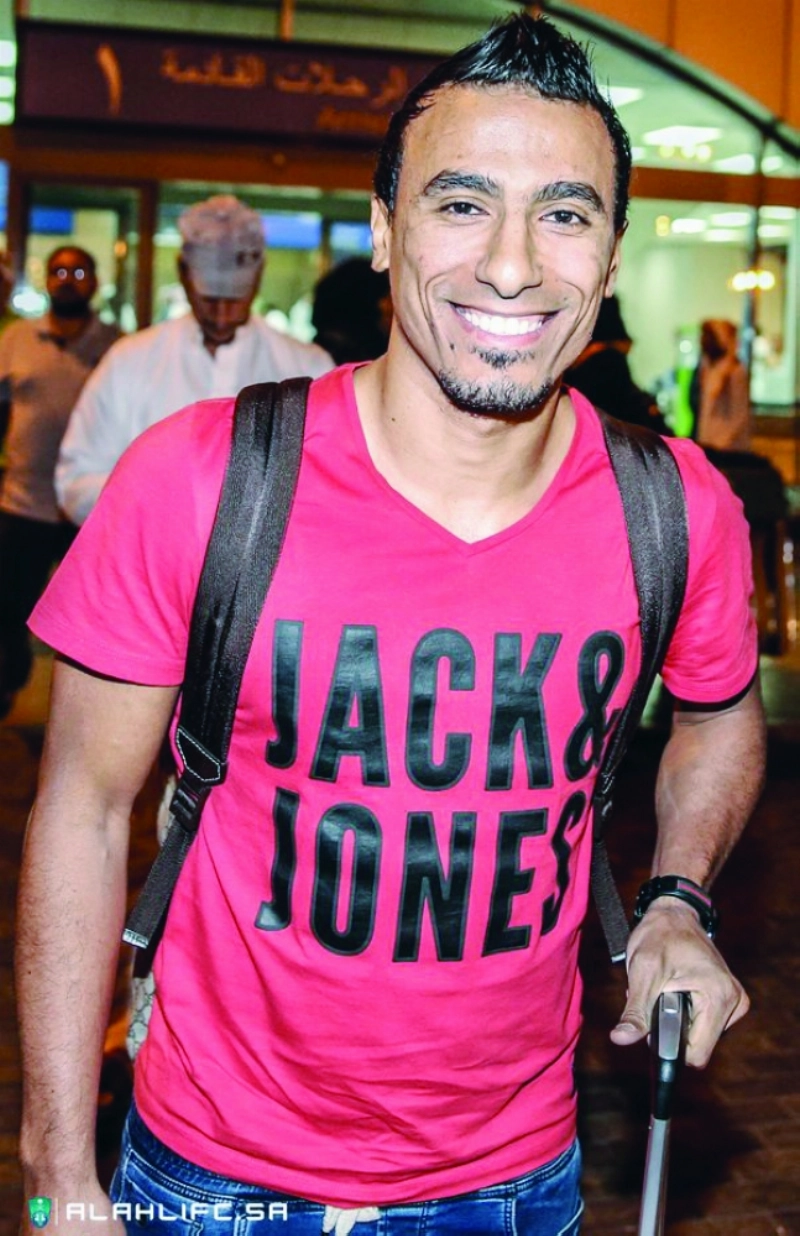 محمد عبدالشافي لحظة وصوله مطار جدة أمس (موقع الأهلي)