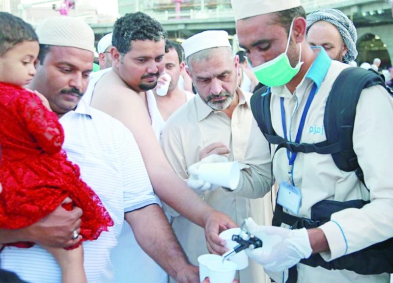 أحد موظفي سقيا زمزم خلال عمله (واس)