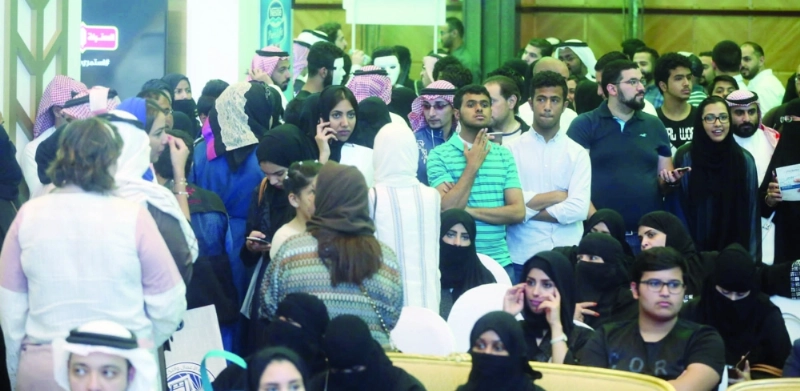جانب من المتقدمين للوظائف في مقر إقامة الأخضر (مكة)