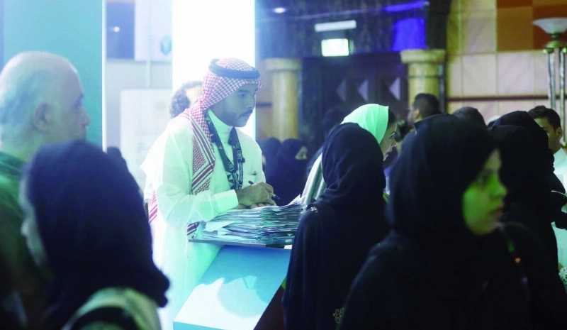 أحد العاملين في الفعالية يستقبل الطلبات