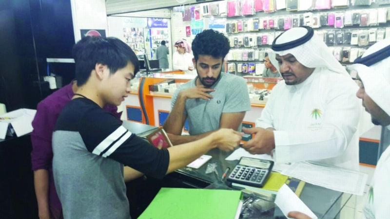 ممثل العمل في جولة على سوق الجوالات (مكة)