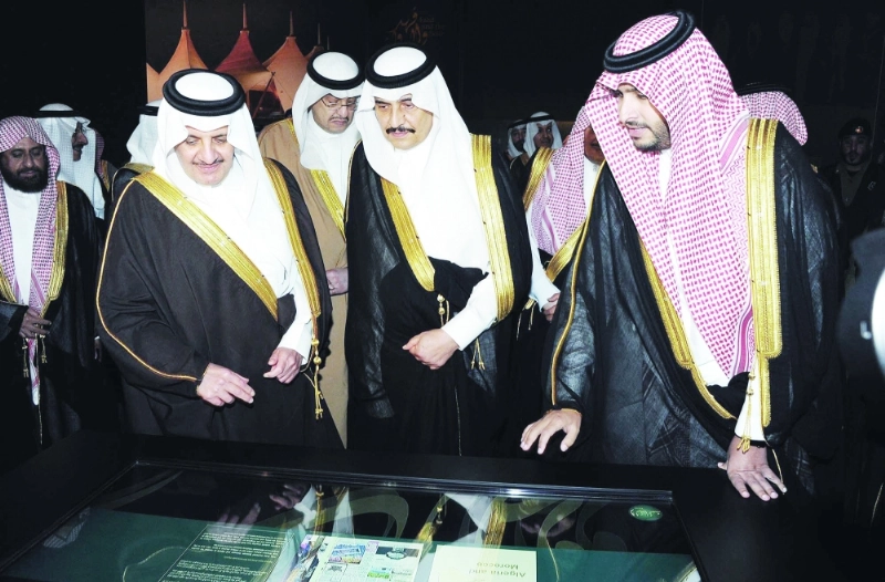 تركي بن محمد يشرح أحد المعروضات لسعود بن نايف ومحمد بن فهد (مكة)