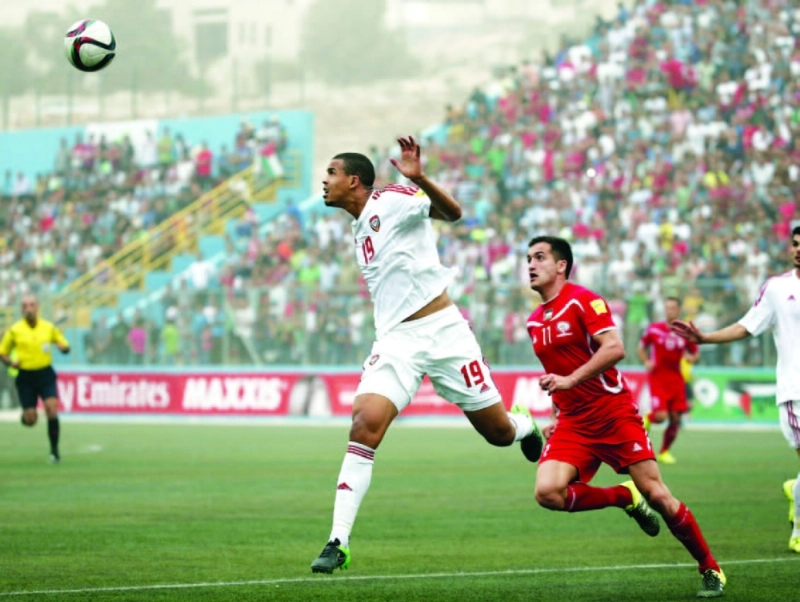 من مباراة المنتخب الإماراتي والفلسطيني في الدور الأول (أ ف ب)