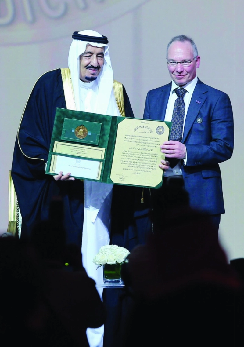 هنري برونز يتسلم جائزة الطب