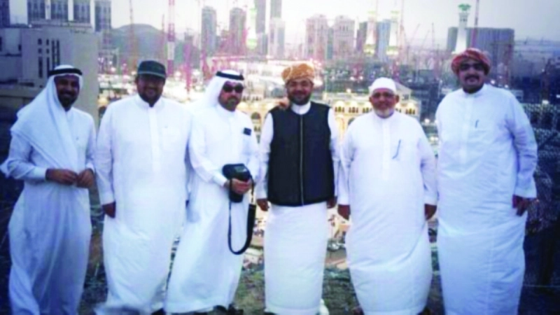 المضواحي يتوسط أعضاء المبادرة (مكة)