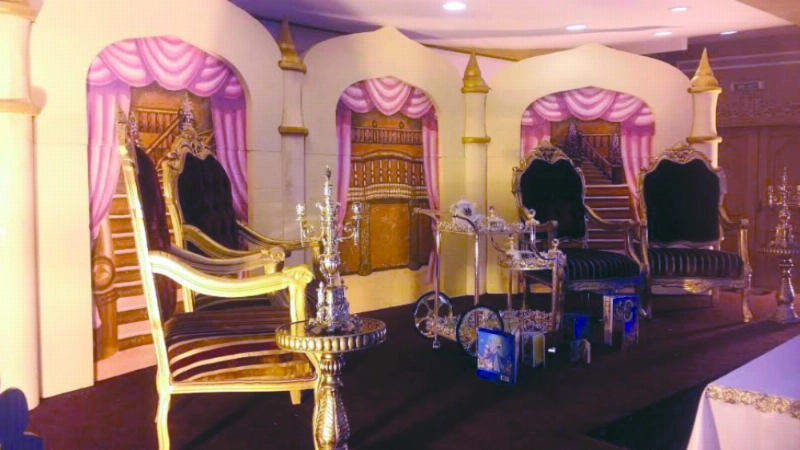 من ديكورات المسرحية (مكة)