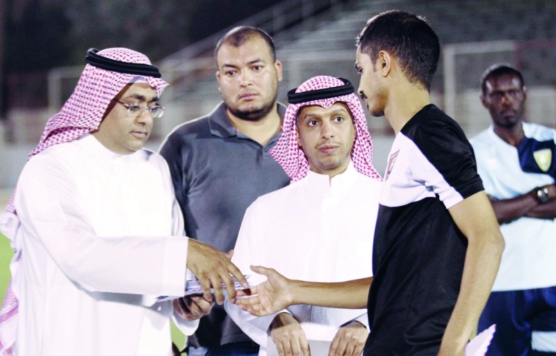 لاعبو الوحدة خلال تسلم مكافآتهم أمس الأول (مكة)