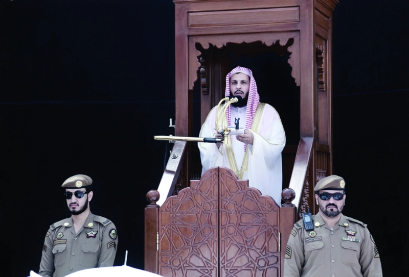 صالح آل طالب يخطب بالمصلين (واس)