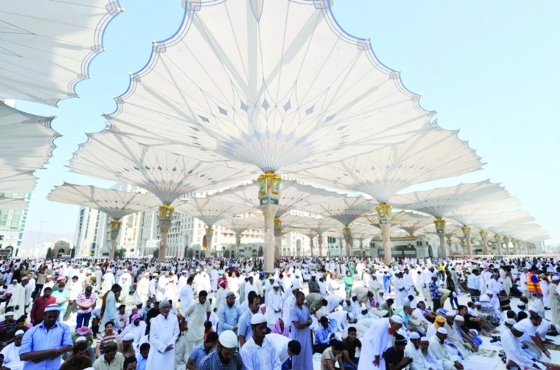 المصلون في ساحة المسجد (مكة)