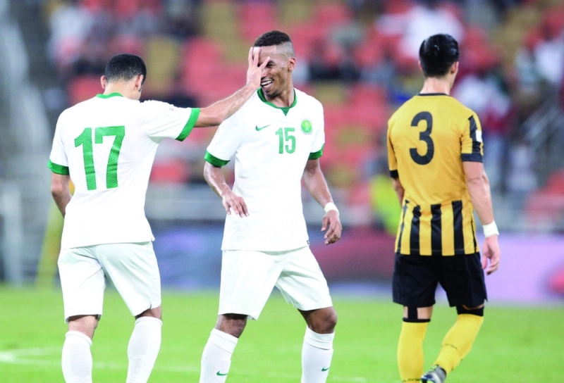 سلمان المؤشر يشارك الجاسم فرحة هدفه في ماليزيا أمس الأول (علي القرني)