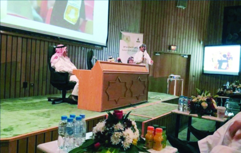 محمد النويصر خلال الندوة (مكة)
