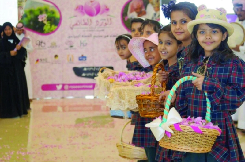 أطفال الطائف يستقبلون الزوار بالورد