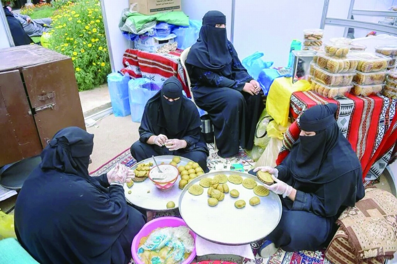 أسرة منتجة تصنع الكليجا أمام زوار المهرجان (مكة)