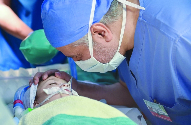 إحدى الطفلتين عقب الجراحة (واس)