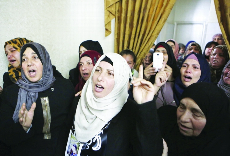 تشييع جثمان شهيد فلسطيني بالخليل أمس (إ ب أ)