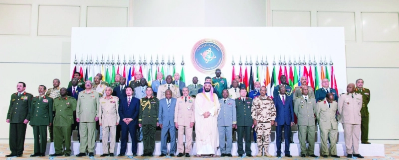 الأمير محمد بن سلمان يتوسط رؤساء أركان جيوش دول التحالف الإسلامي في الرياض أمس (واس)