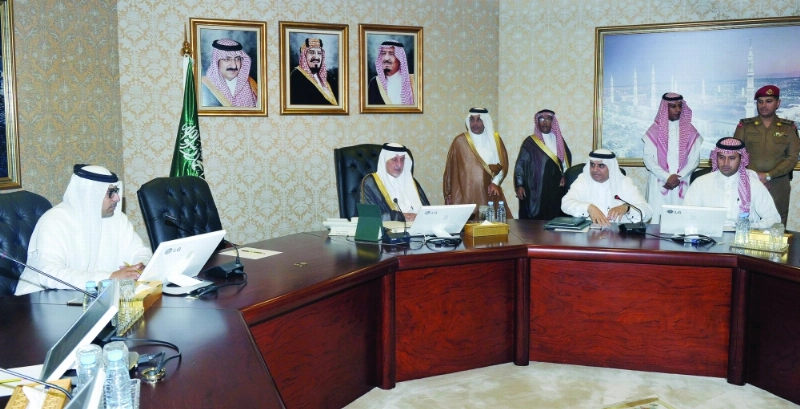خالد الفيصل مجتمعا بالمسؤولين في ديوان الإمارة بالعاصمة المقدسة أمس (مكة)