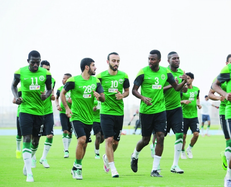 جانب من التدريبات اللياقية للمنتخب السعودي أمس (مكة)