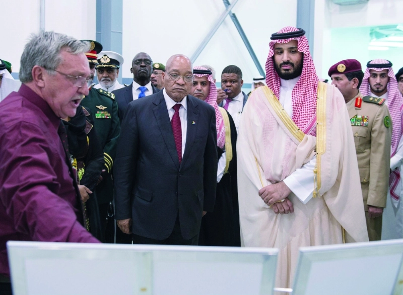 جاكوب زوما والأمير محمد بن سلمان خلال زيارة المصنع أمس الأول (واس)