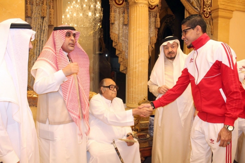 صالح كامل يكرم لاعبي الوحدة