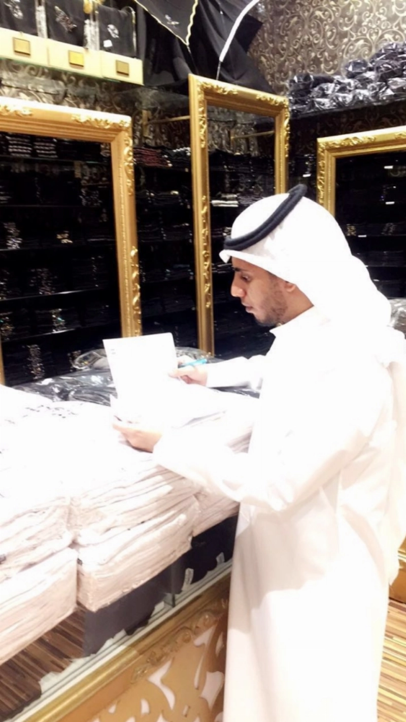 مفتش العمل خلال جولته بأحد محلات مركزية الحرم (مكة)