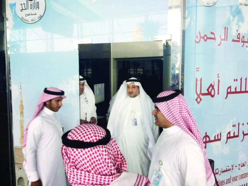 حسين الشريف خلال جولته على ميناء ومطار ينبع ( مكة)