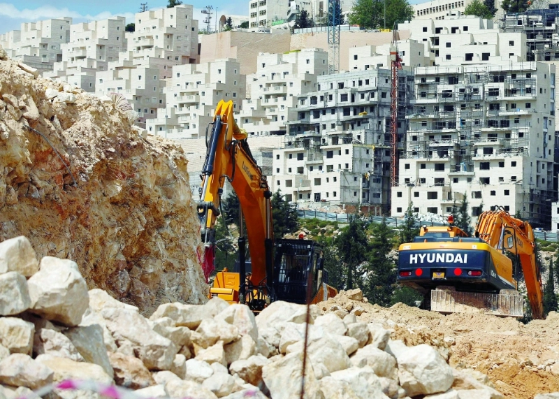 رافعات إسرائيلية تستخدم في بناء مستوطنة شمال القدس (أ ف ب)