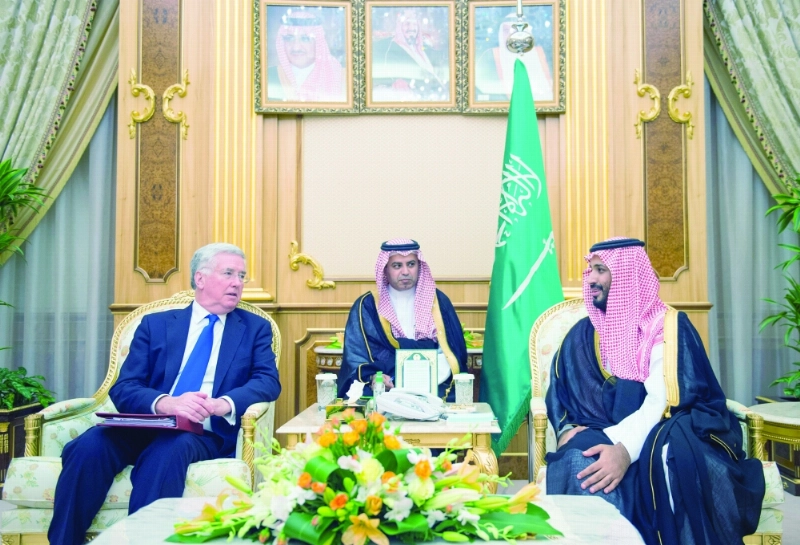 الأمير محمد بن سلمان لدى لقائه مايكل فالون في قصر اليمامة أمس الأول (واس)