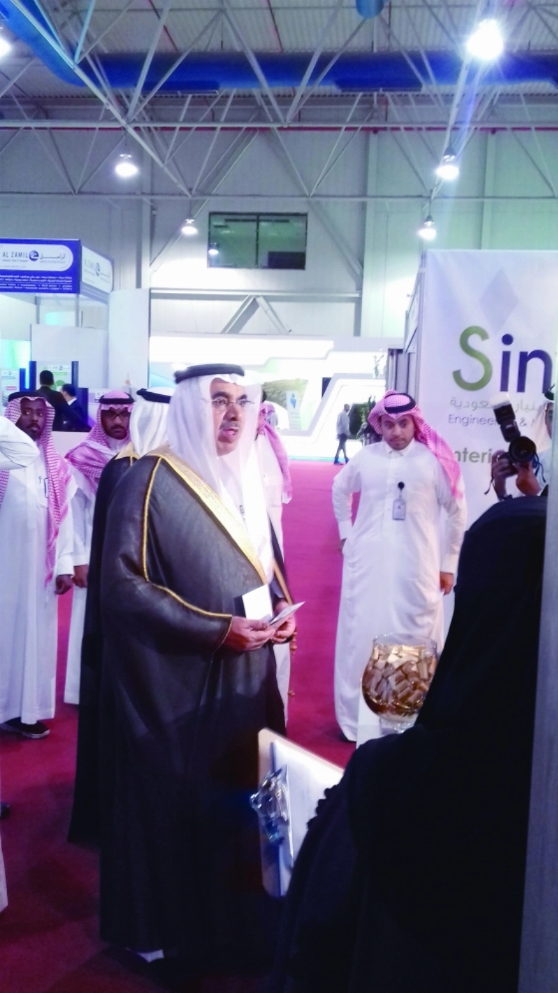 الجبير في حديث مع بعض العارضين (مكة)