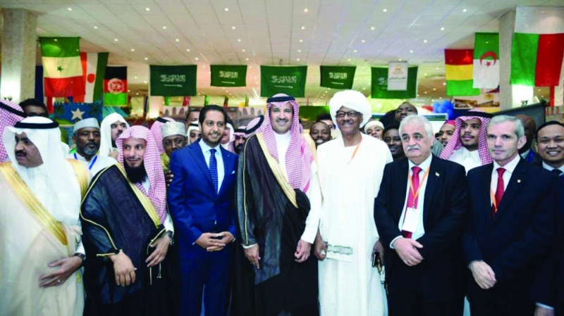 فيصل بن سلمان في المعرض (واس)