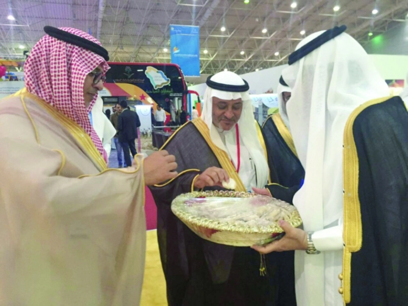 زوار الجناح يتناولون الحلويات التبوكية (مكة)