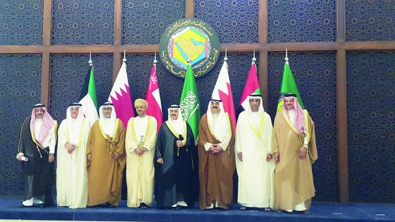 أعضاء اللجنة الوزارية لمتابعة تنفيذ رؤية خادم الحرمين الشريفين خلال اجتماع بالرياض أمس (مكة)