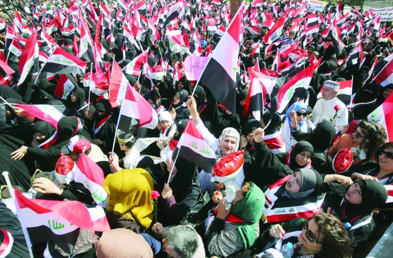 أنصار مقتدى الصدر يحتجون خارج المنطقة الخضراء ببغداد (أ ف ب)