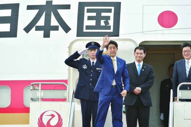 رئيس الوزراء الياباني شينزو آبي مغادرا طوكيو في طريقه للقمة (أ ف ب)