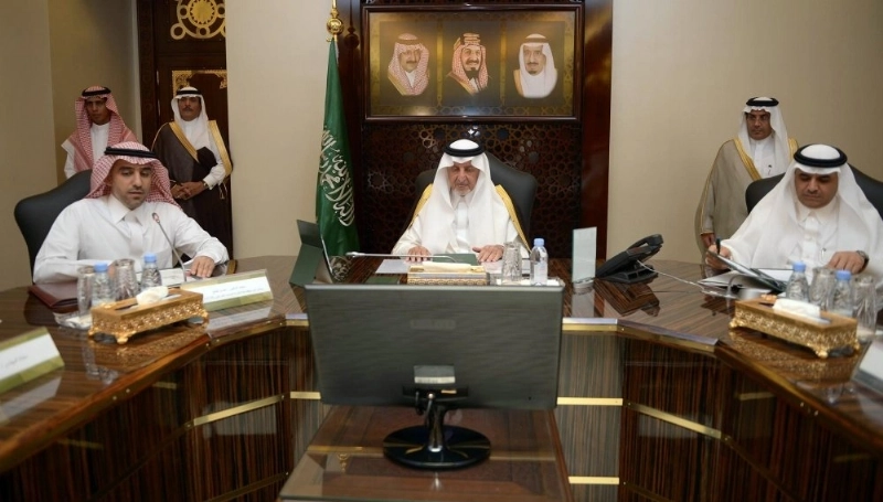 خالد الفيصل لدى ترؤسه أمس اجتماع الهيئة الاستشارية للتنمية (مكة)